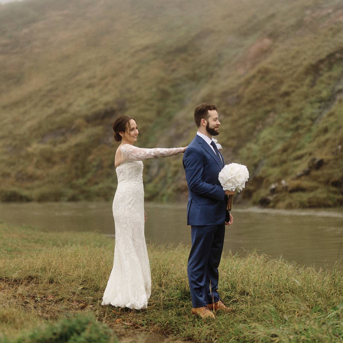 Bride surprises groom during lakeside first look in iceland’s scenic hills.